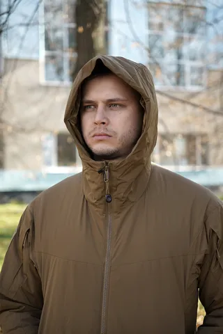 Зимовий мікропуховик у кольорі койот BR YWH з вологостійкою тканиною та знімним капюшоном — фото 10