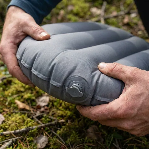 Сіра надувна подушка Aeros Premium Pillow Deluxe — 14х56х36см — фото 3