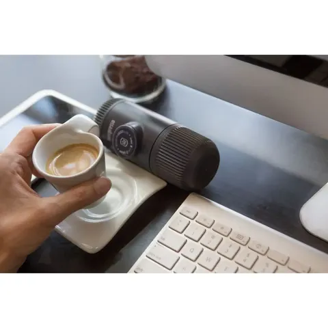 Портативна еспресо-кавоварка Wacaco Nanopresso сіра з чохлом, механічна, для меленої кави — фото 9