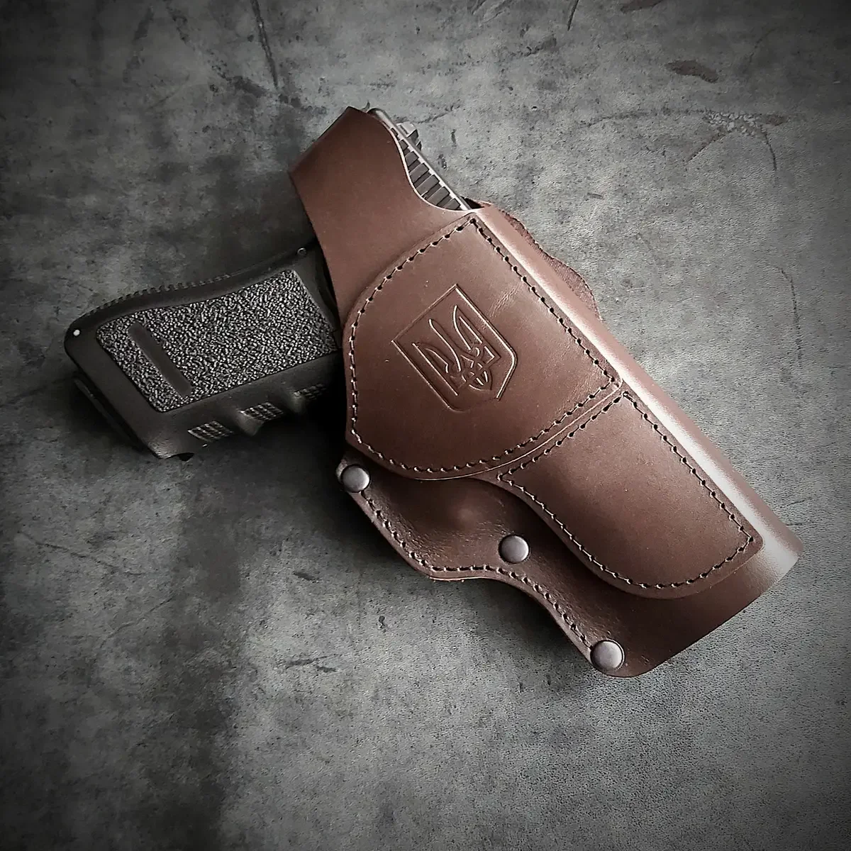 Шкіряна кобура поясна під GLOCK 17, коричнева з тисненням герб України