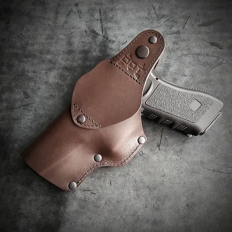 Шкіряна кобура поясна під GLOCK 17, коричнева з тисненням герб України — фото 3
