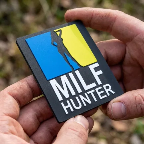Магніт-Шеврон квадрат Milf Hunter 13,5*16,5 см сувенір на холодильник — фото 3