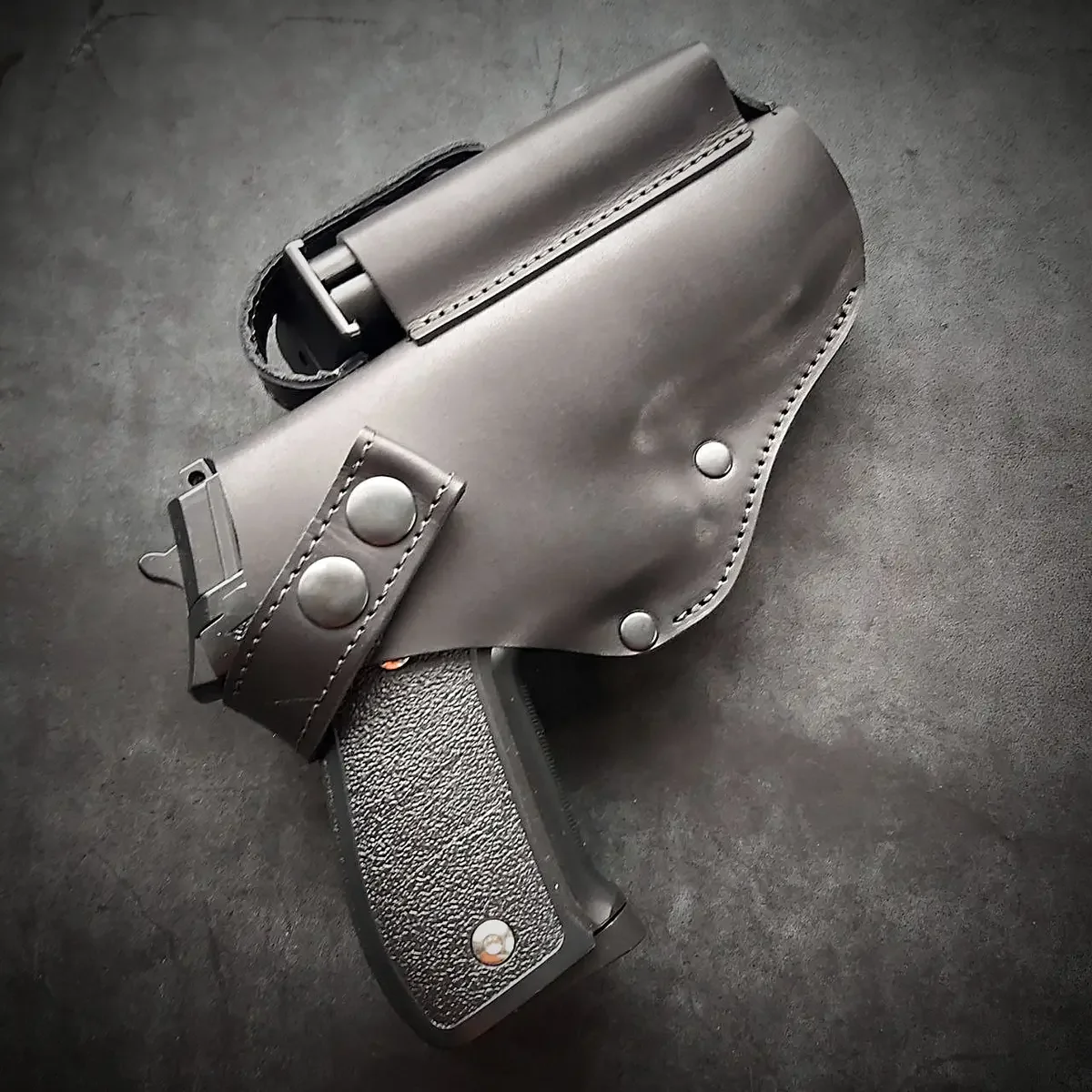 Шкіряна кобура поясна під SIG Sauer P226, чорна на скобі