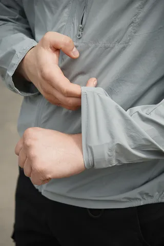 Літня куртка-вітровка сірого кольору — фото 10