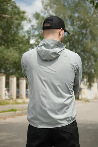 Літня куртка-вітровка сірого кольору — фото 11