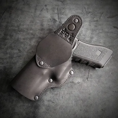 Шкіряна кобура поясна під GLOCK 17, чорна з тисненням герб України — фото 2