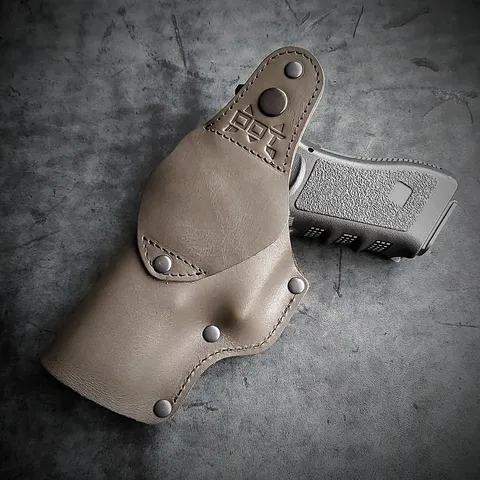 Шкіряна кобура поясна під GLOCK 17, олива з тисненням герб України — фото 2
