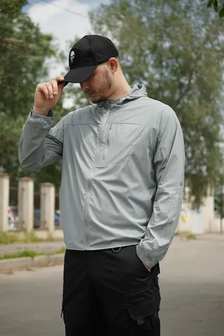 Літня куртка-вітровка сірого кольору — фото 8